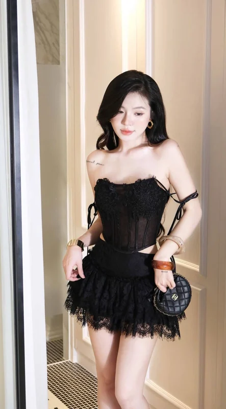 เดรสสั้นสีดำทรงคอร์เซ็ต
